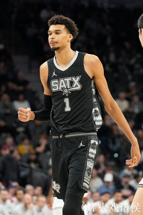 文班亚马：享受说垃圾话，这可以干扰对手和振奋球队